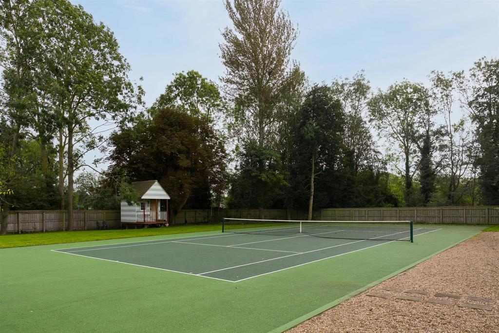 Tennis court and tennis hut