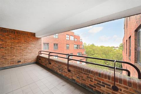 3 bedroom flat for sale, Beverly House, Park Road, St Johns Wood, London NW8