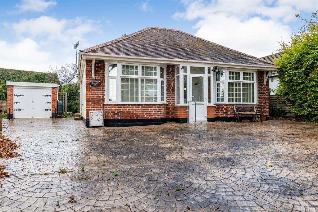 School Road, Evesham 2 bed detached bungalow for sale £269,950
