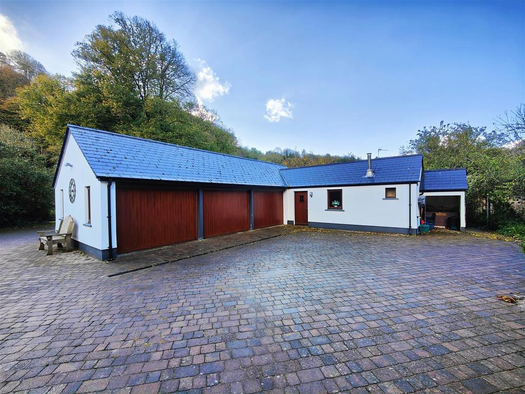 'L' Shaped Garage Block