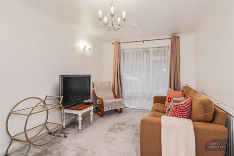 6 Brookside, Hoddesdon, EN11 8QW