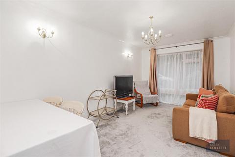 6 Brookside, Hoddesdon, EN11 8QW