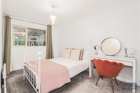 6 Brookside, Hoddesdon, EN11 8QW