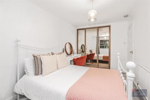 6 Brookside, Hoddesdon, EN11 8QW