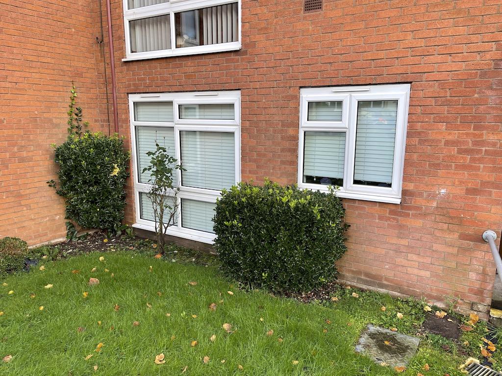 STOURBRIDGE Oak Court, Ibstock Drive 2 bed ground floor flat for sale