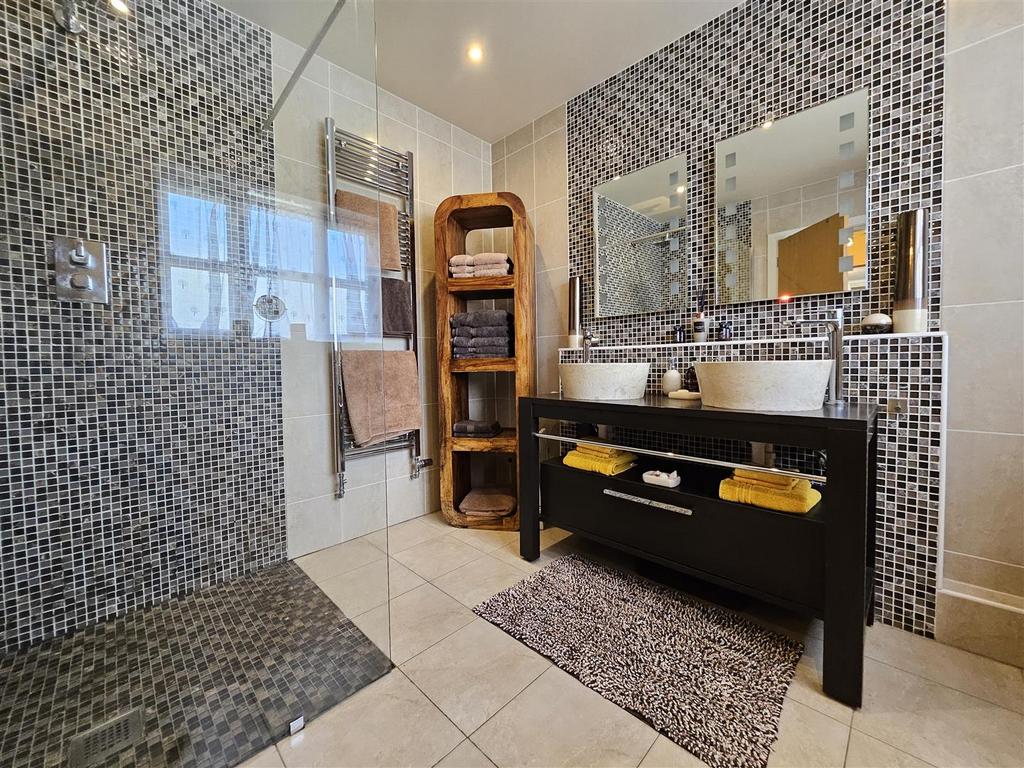 En suite shower room/wc