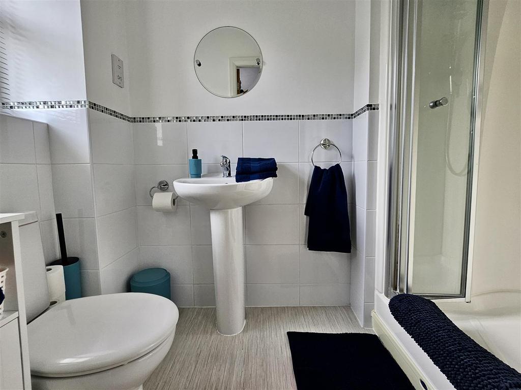 En suite shower room/wc