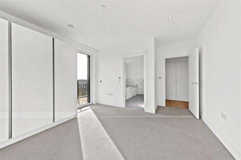 2 bedroom apartment to rent, Pinewood Gardens, Teddington