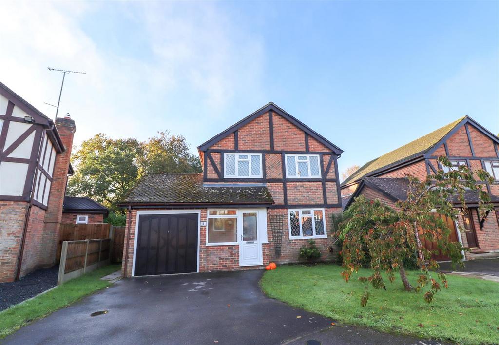 Meadow View, Fleet GU52 4 bed detached house for sale £575,000