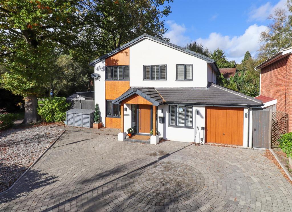 Dukes Mead, Fleet GU51 4 bed detached house for sale £850,000