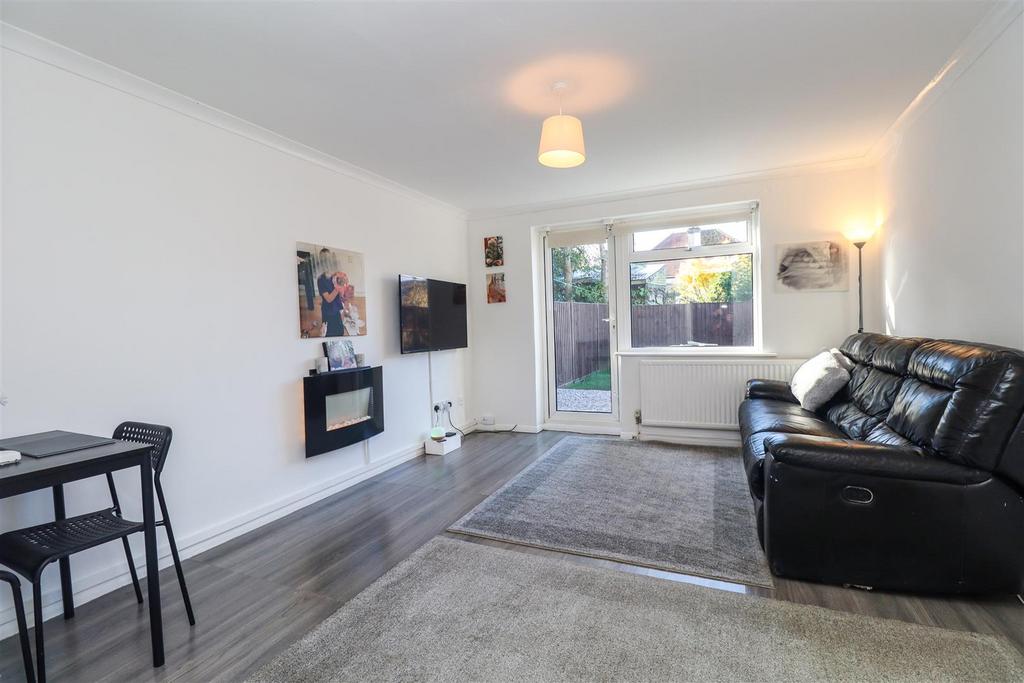Coxmoor Close, Fleet GU52 2 bed terraced house for sale £300,000