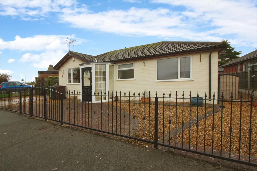 Towyn Way West, Towyn, Abergele, LL22 9LF 2 bed detached bungalow for
