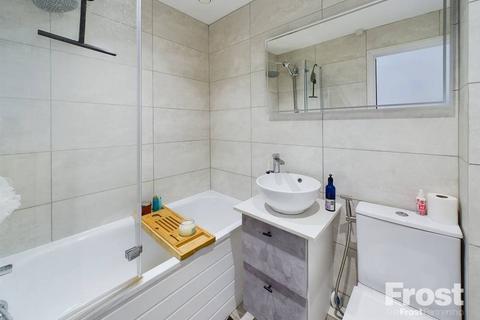 1 bedroom apartment for sale, Gresham Road, Staines-upon-Thames, Surrey, TW18
