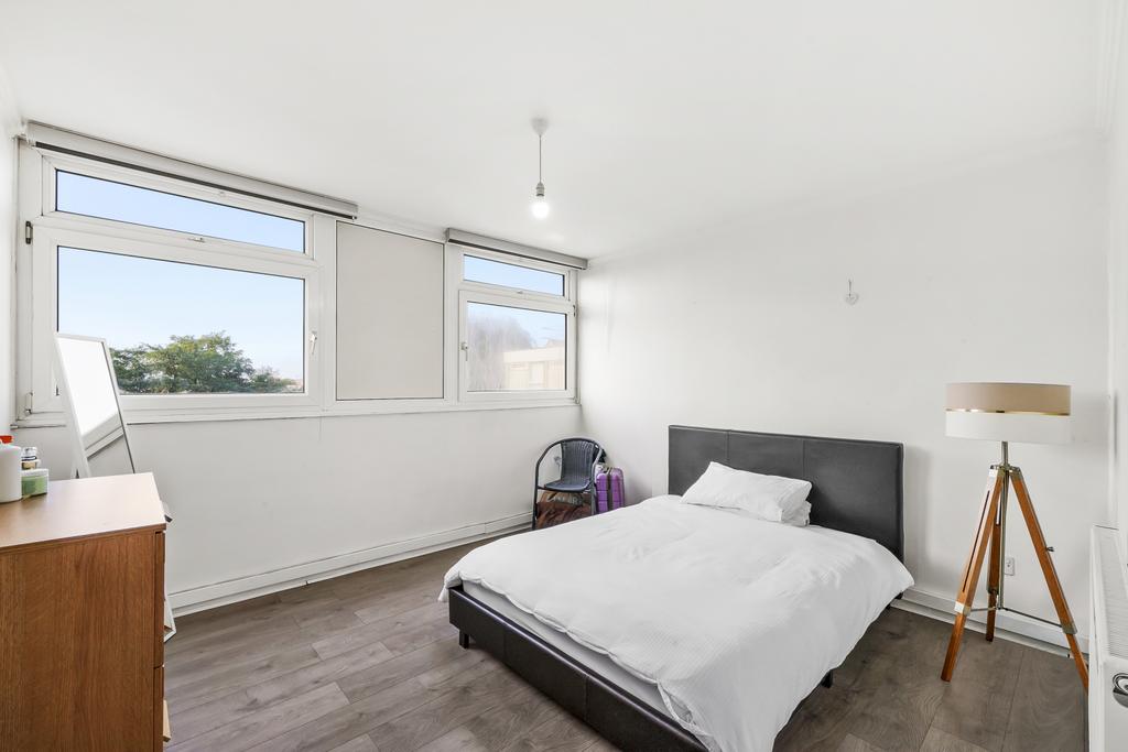 2 bedroom flat for sale in NW2