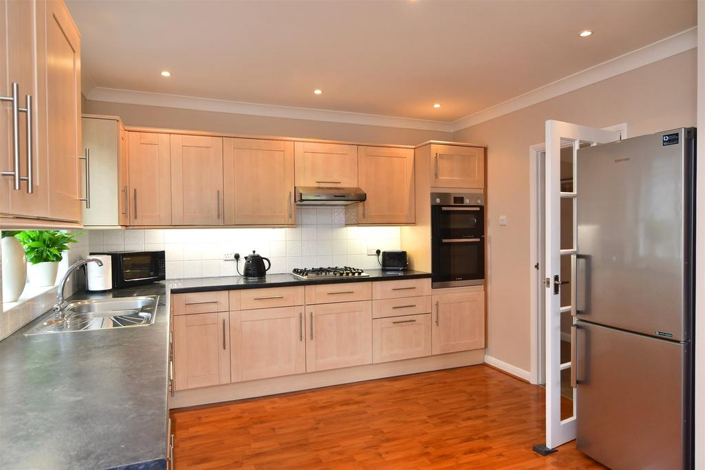 Chichester Drive West, Saltdean, Brighton, East Sussex 5 bed chalet for
