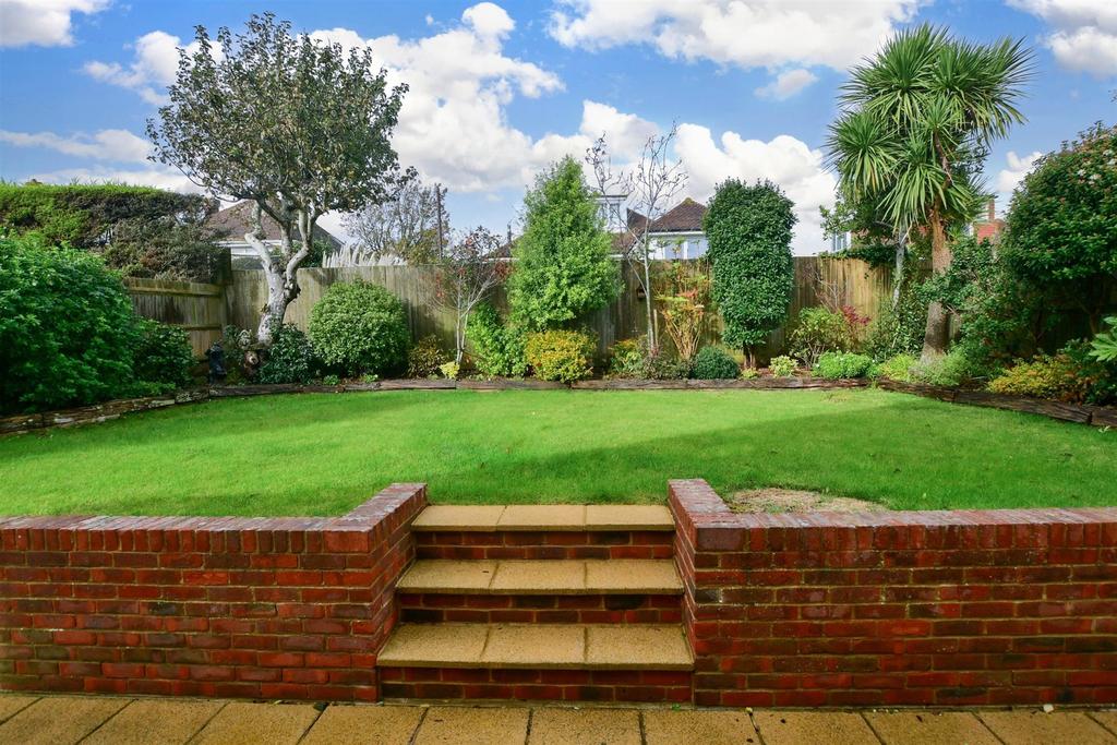 Chichester Drive West, Saltdean, Brighton, East Sussex 5 bed chalet for