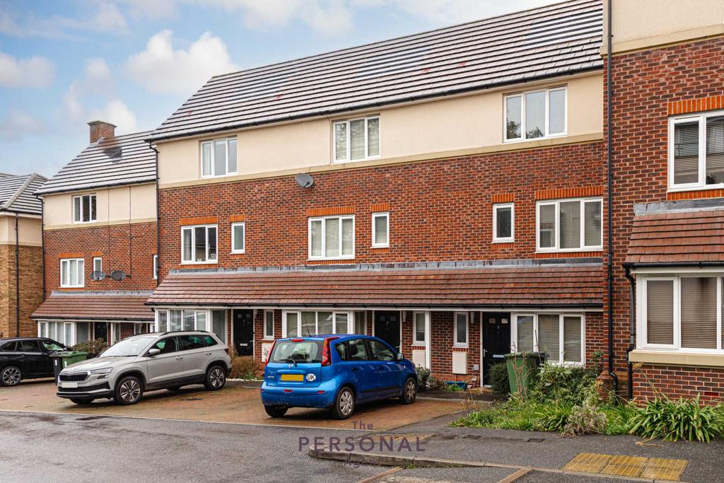 Dalmeny Way, Epsom 4 bed terraced house £2,400 pcm (£554 pw)
