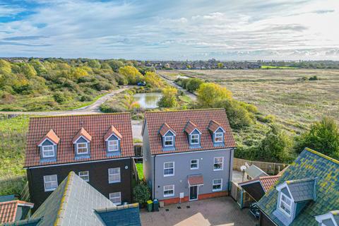 4 bedroom detached house for sale - Sandy Crescent, Southend-on-sea, SS3