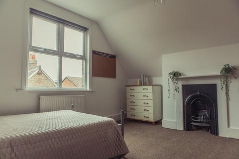 6 bedroom end of terrace house to rent, Church Road, Guildford