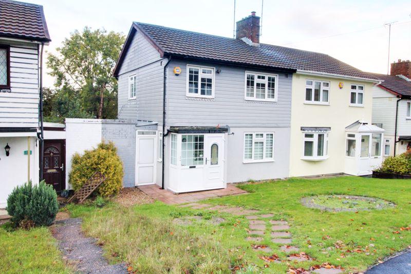 Lonsdale Drive, Enfield EN2 3 bed semidetached house £2,300 pcm (£