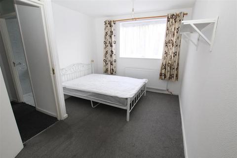 3 bedroom flat to rent, Brunswick Road, Tottenham, London - Prime Location !