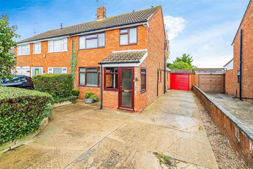 Brooklands Drive, Leighton Buzzard... 3 bed semidetached house £350,000