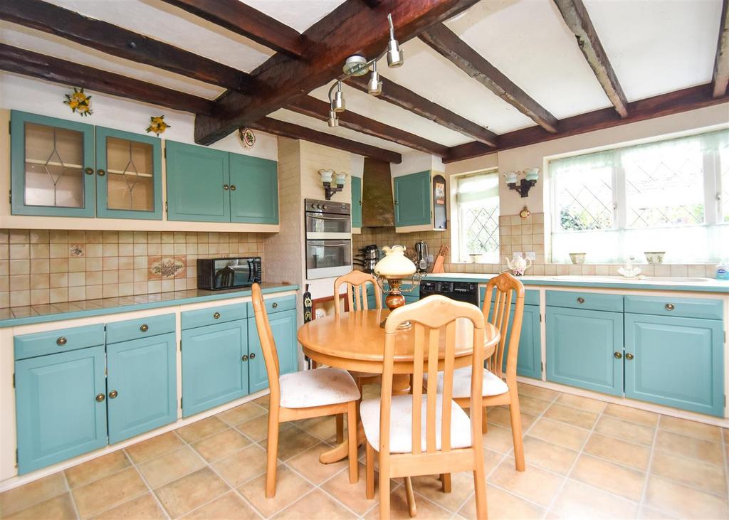 118 Common Road - Kitchen (2).jpg
