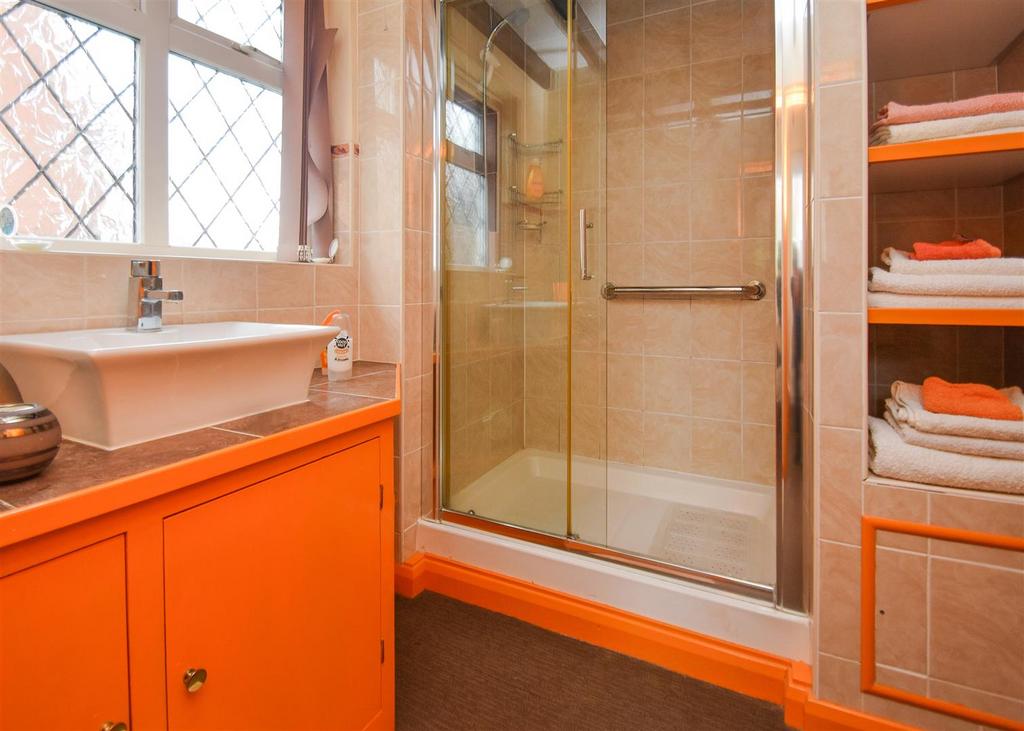 118 Common Road - Shower Room.jpg