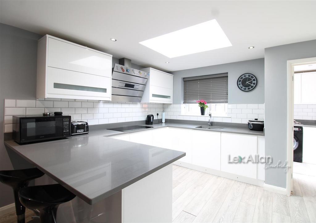 John Corbett Drive, Amblecote, Stourbridge 6 bed end of terrace house