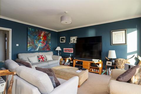 2 bedroom flat for sale, Undercliff, St Leonards-On-Sea, East Sussex. TN38 0DJ