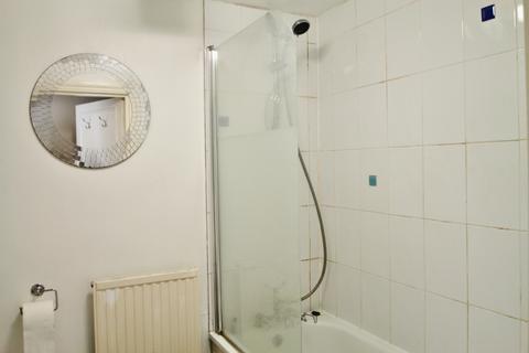 2 bedroom flat to rent, London, SW11