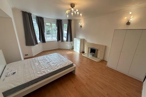 1 bedroom in a house share to rent, Room 2 @ Ashbourne Road W5