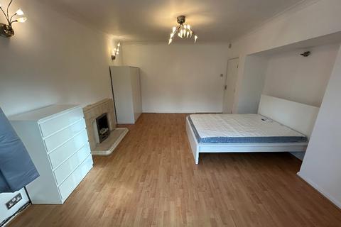 1 bedroom in a house share to rent, Room 2 @ Ashbourne Road W5