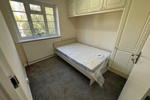 1 bedroom in a house share to rent, Room @ Ashbourne Road W5