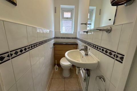 1 bedroom in a house share to rent, Room @ Ashbourne Road W5