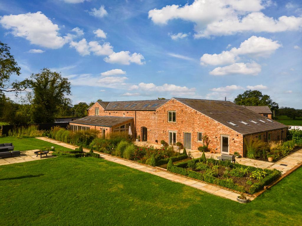 20230921-1157 Maison Haus - Blakeley Stables, Knut