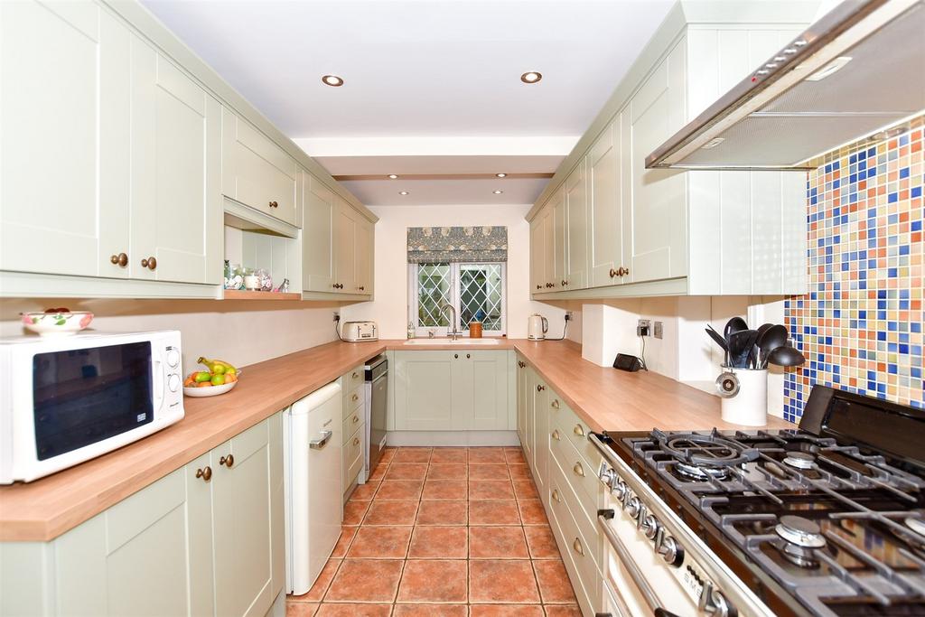 Cedar Drive, Barming, Maidstone, Kent 4 bed semidetached house for