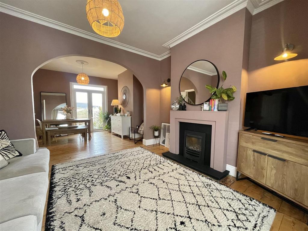 Living room pic 2.jpg