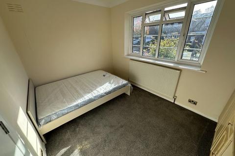 1 bedroom in a house share to rent, Room @ Ashbourne Road W5