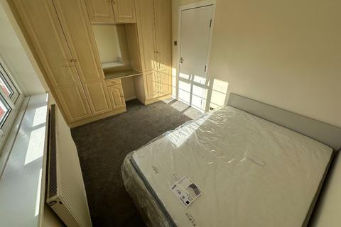 1 bedroom in a house share to rent, Room @ Ashbourne Road W5