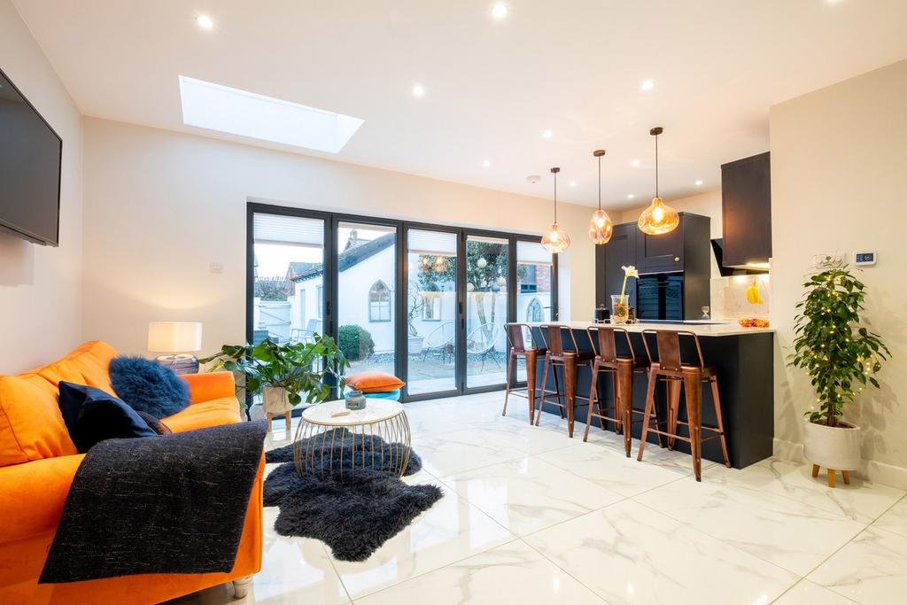 8 East Cliffe, Lytham St. Annes FY8 5DX 3 bed end of terrace house for