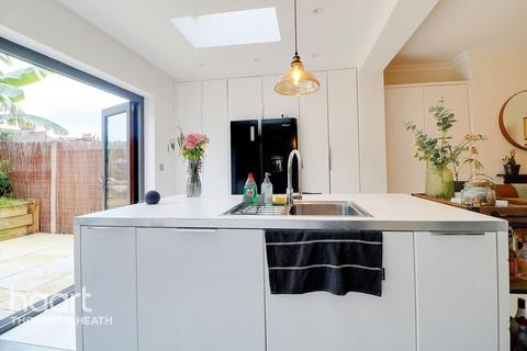 32 Hunter Road, Thornton Heath, CR7 8QG