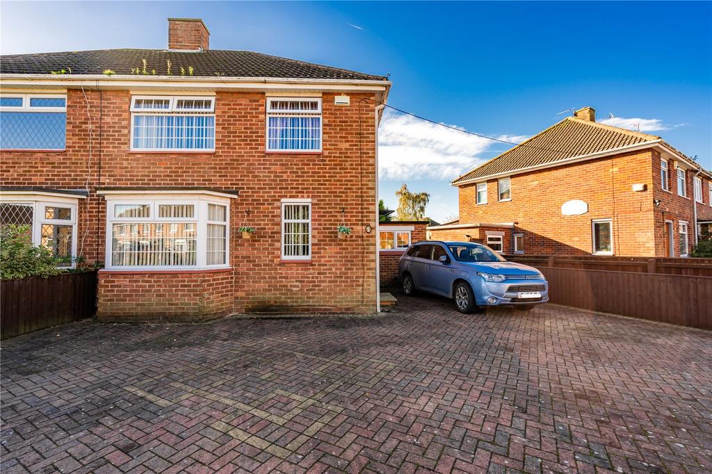 Edge Avenue, Grimsby, Lincolnshire, DN33 3 bed semidetached house for