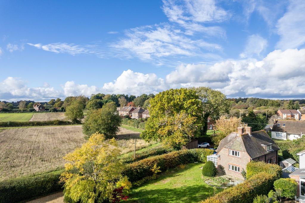 Lingfield Road, Edenbridge, TN8 3 bed detached house for sale £650,000
