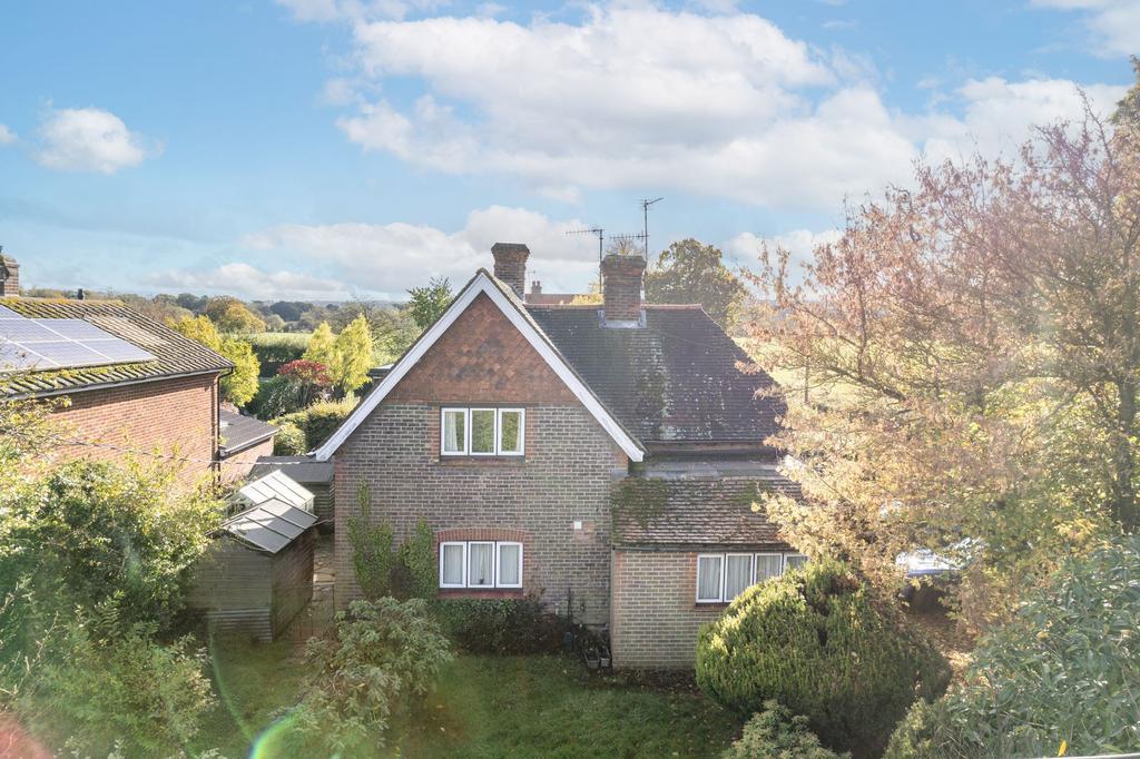 Lingfield Road, Edenbridge, TN8 3 bed detached house £650,000