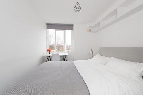 Studio to rent, Belsize Grove, London, NW3