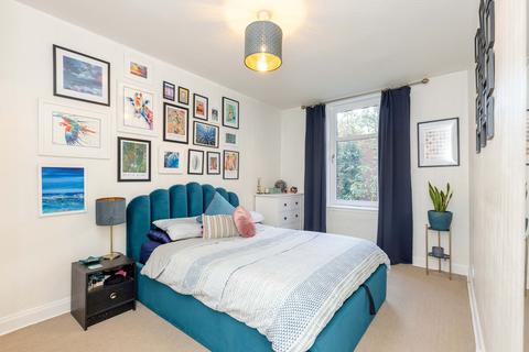 36/3 Annfield, Edinburgh, EH6 4JA