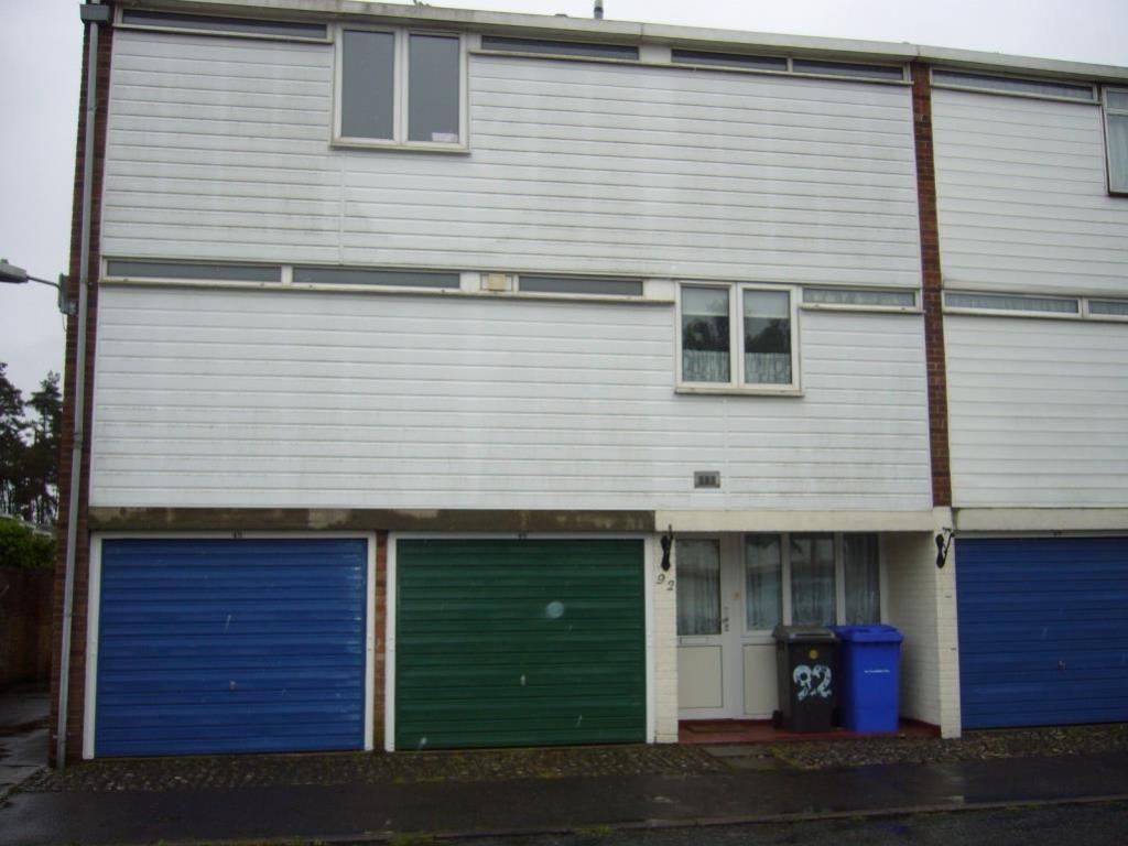 Clare Close, Mildenhall, Suffolk, IP28 3 bed townhouse £950 pcm (£219 pw)