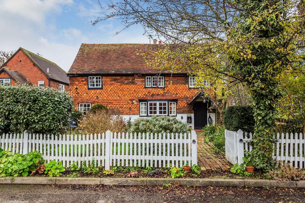 Horley, Horley RH6 3 bed detached house for sale £450,000