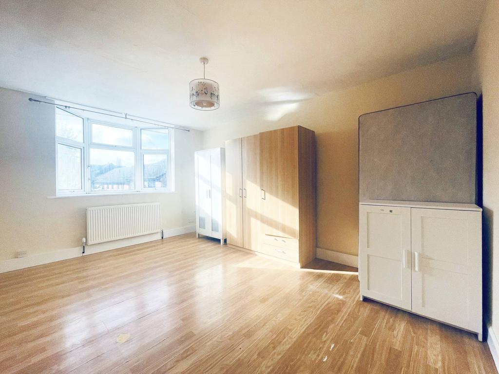 Butter Hill, Wallington SM6 2 bed flat - £1,400 pcm (£323 pw)